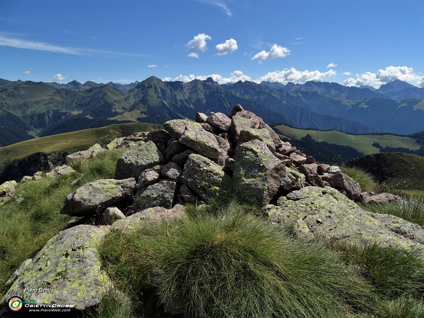 52 Altro ometto-omone di vetta del Mincucco (2001 m).JPG